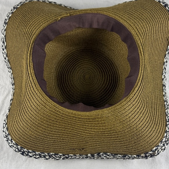 Elegant Brown Wide-Brim Hat with Black and White Trim - Picture 4 of 8